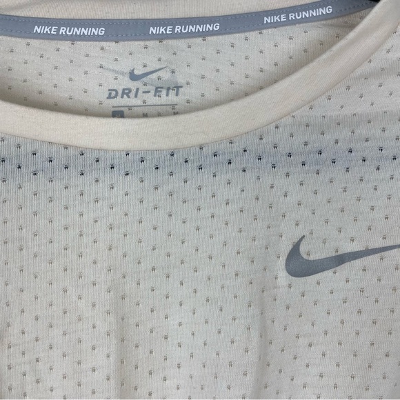 Nike cream medium perforated running crop top - Picture 2 of 5